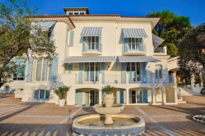 Luxury Villa at Mont Boron, swimming pool overviewing the bay